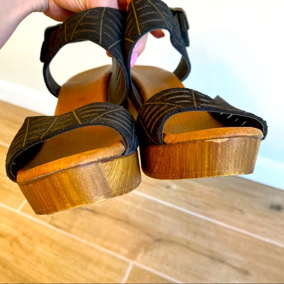 Black strappy suede heeled women’s sandal. Size 7 - Picture 6 of 12